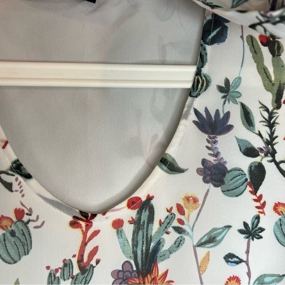 Walter Baker Women's Pullover Blouse Floral Bell Sleeve Tie Neck Lined Flowy M - Picture 3 of 9